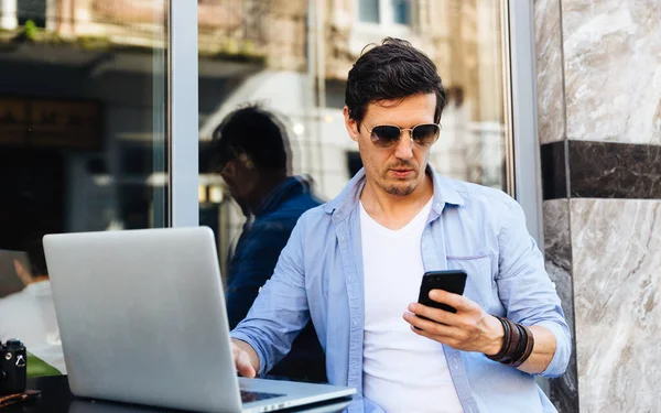 Stilvoller Vielbeschäftigter Mann Mit Laptop Und Smartphone Gleichzeitig Stadtcafé Stockfoto