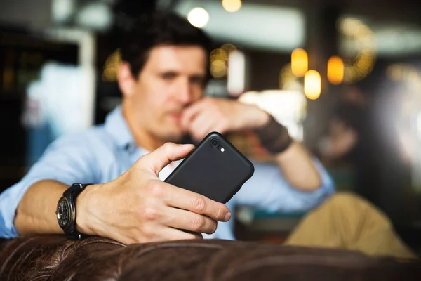 Vista Cerca Del Teléfono Inteligente Mano Masculina Enfoque Selectivo Hombre Imágenes De Stock Sin Royalties Gratis