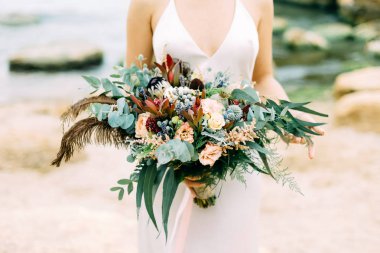 Gelinin elinde düğün buketi