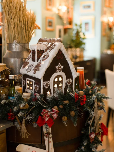自制姜饼屋背景室为圣诞节装饰 — 图库照片