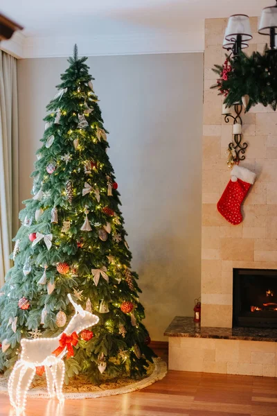 크리스마스 인테리어 장식된 전나무 Garlands와 그리고 배경에 벽난로와 빛나는 — 스톡 사진