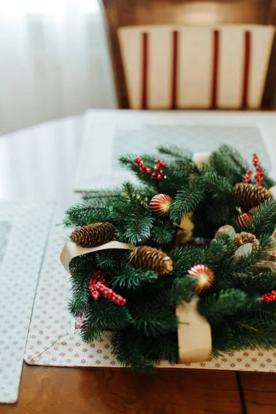 在旧木桌上装饰松果和圣诞球 — 图库照片