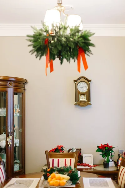 Mesa de Natal servida bonita com decorações, velas, flor de Natal . — Fotografia de Stock