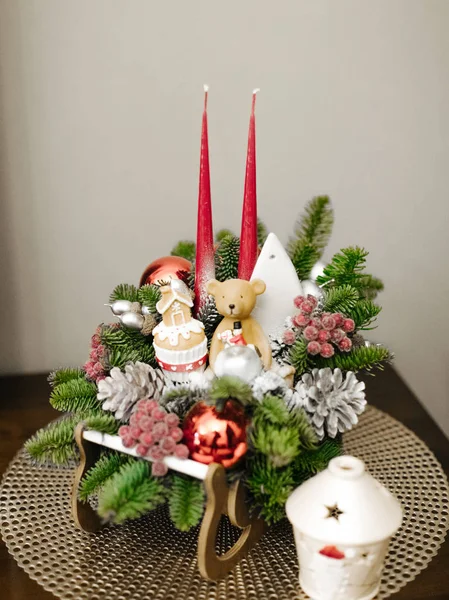 Candeliere decorazione di Natale con orsacchiotto di ceramica e candele — Foto Stock