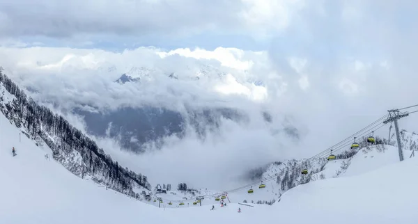 滑雪胜地红波利亚纳索契是一个奇妙的地方的家庭度假 — 图库照片