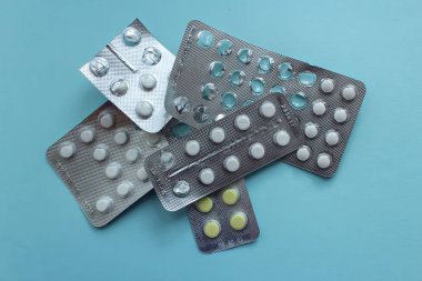 Mavi bir arka plan üzerinde bir blister hap bir grup