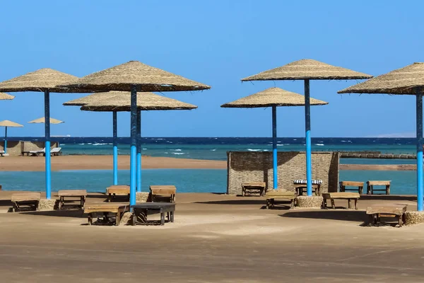 Playa Mar Con Sombrillas Tumbonas —  Fotos de Stock