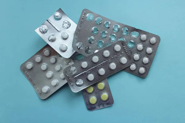 Mavi bir arka plan üzerinde bir blister hap bir grup