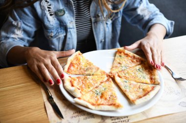 Fotoğraf gıda doğru insanların modern tutumu gösteriyor. Saint sırada birçok onu bağla. Ama bir rızık olarak değil. Ve sanat şekillenme olarak.