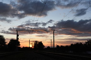 Güzel sundown günbatımı demiryolu üzerinde