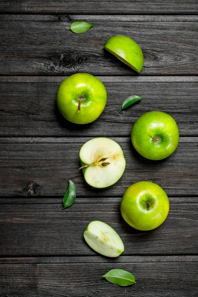 Green apples and Apple slices.