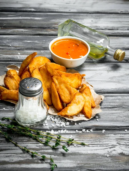 Baked potato slices with sauce.