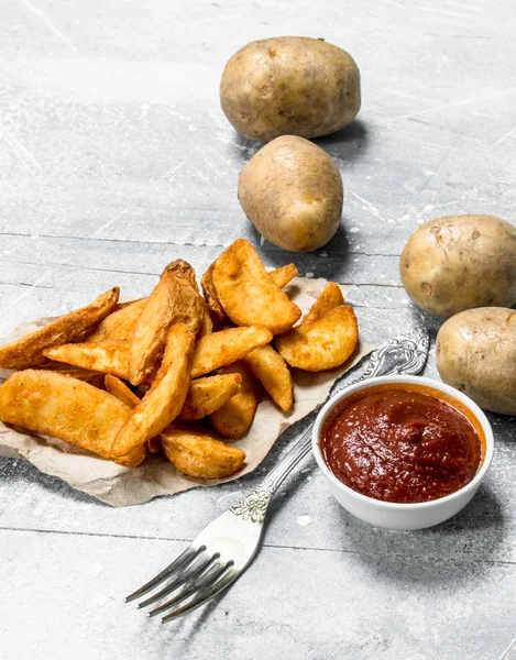 Baked potato slices with tomato sauce.