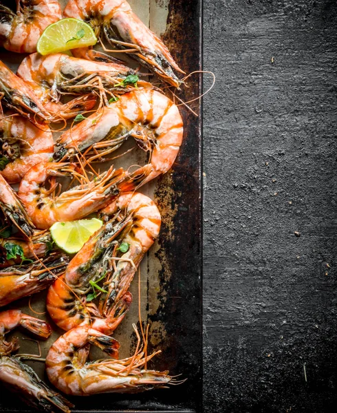 Grilled shrimps with lime slices.