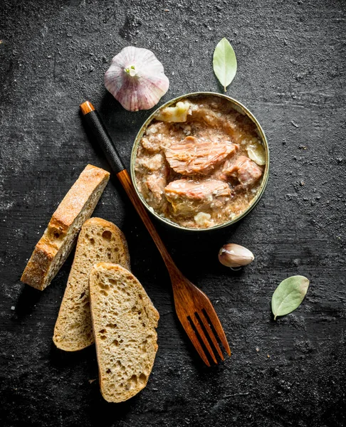 Canned meat with garlic, Bay leaf and slices of bread.