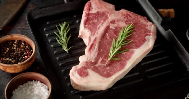 Syrové hovězí steak t-bone v pánvi pomalu otáčí. 