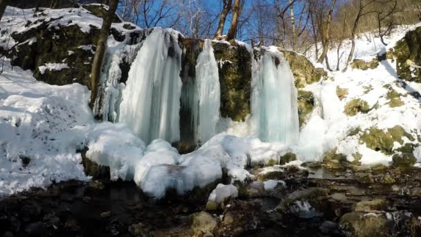 Vodopád v národním parku Slovenský kras, v obci jménem Haj okres Košice, Slovensko v zimě.