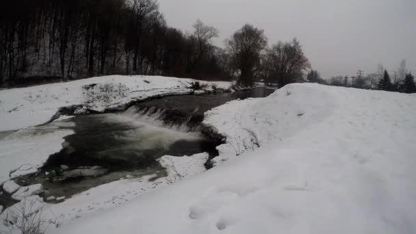 Flödande Flod Vintern — Stockvideo