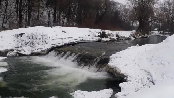 Вид Текущую Реку Зимой — стоковое видео