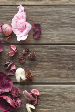 Ahşap arka plan üzerinde pembe poşet. Düz yatıyordu, en iyi görünüm, kopya alanı