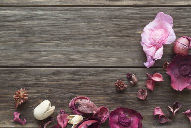 Ahşap arka plan üzerinde pembe poşet. Düz yatıyordu, en iyi görünüm, kopya alanı