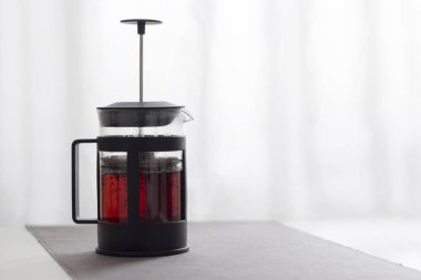 Fransız witn sıcak siyah çay kopya alanı ile beyaz tabloda tuşuna basın