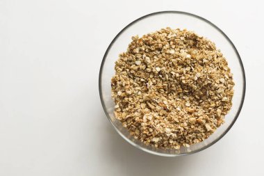 Granola cam plaka beyaz masaya, üstten görünüm