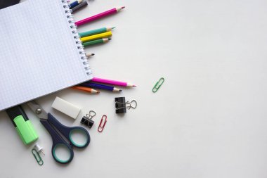 Kopya alanı ile beyaz arka plan üzerinde Okul malzemeleri