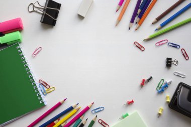 Kopya alanı ile beyaz arka plan üzerinde Okul malzemeleri