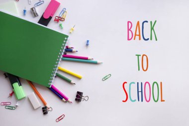 Metin okul için beyaz zemin üzerine okul malzemeleri