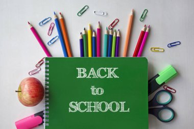 Metin okul için beyaz zemin üzerine okul malzemeleri