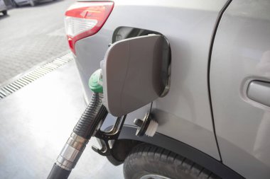 Gri otomobilin yakıt dolgu benzin döker