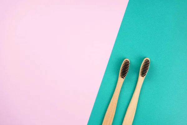 Twee Bamboe Tandenborstels Turquoise Roze Achtergrond Liefde Gezondheidszorg Geen Afval — Stockfoto