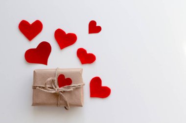 Kırmızı keçeli kalple ilgili kağıt üzerinde mevcut. Sevgililer Günü konsepti. Üst görünüm, alanı kopyala