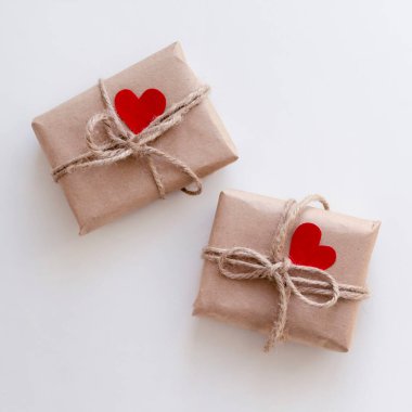 Kağıtta kırmızı keçeli kalp dekoru olan hediyeler. Sevgililer Günü konsepti. Üst görünüm, alanı kopyala