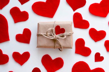 Kırmızı keçeli kalple ilgili kağıt üzerinde mevcut. Sevgililer Günü konsepti. Üst görünüm