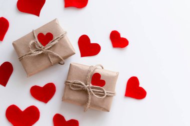 Kırmızı keçeli kalple ilgili kağıt üzerinde sunumlar. Sevgililer Günü konsepti. Üst görünüm, alanı kopyala