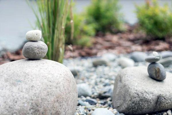 日本禅园里的两堆石头 复制空间 — 图库照片