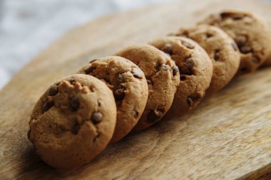 Tahtada kahverengi kurabiyeler üst üste.