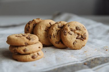 Açık gri tekstil arka planında kahverengi kurabiyeler