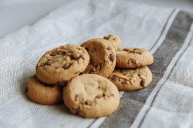 Açık gri tekstil arka planında kahverengi kurabiyeler