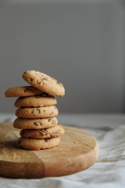 Tahtada kahverengi kurabiyeler üst üste.