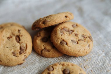 Açık gri tekstil arka planında kahverengi kurabiyeler