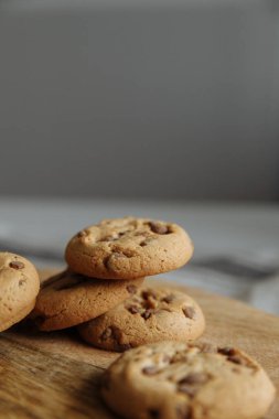 Tahta arka planda kahverengi yedi kurabiye