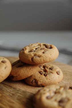 Tahta arka planda kahverengi yedi kurabiye