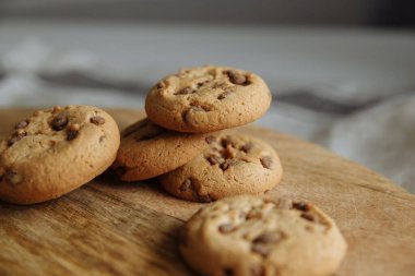 Tahta arka planda kahverengi yedi kurabiye