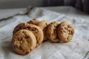 Açık gri tekstil arka planında kahverengi kurabiyeler