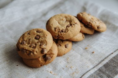 Açık gri tekstil arka planında kahverengi kurabiyeler