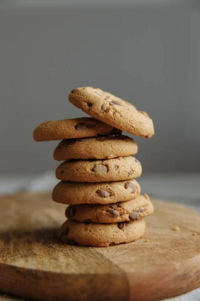 Tahtada kahverengi kurabiyeler üst üste. — Stok fotoğraf
