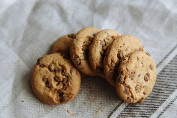 Biscoitos castanhos sobre o fundo têxtil cinza claro — Fotografia de Stock